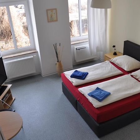 A bed Privatzimmer Dresden - Nichtraucherpension Zimmer foto