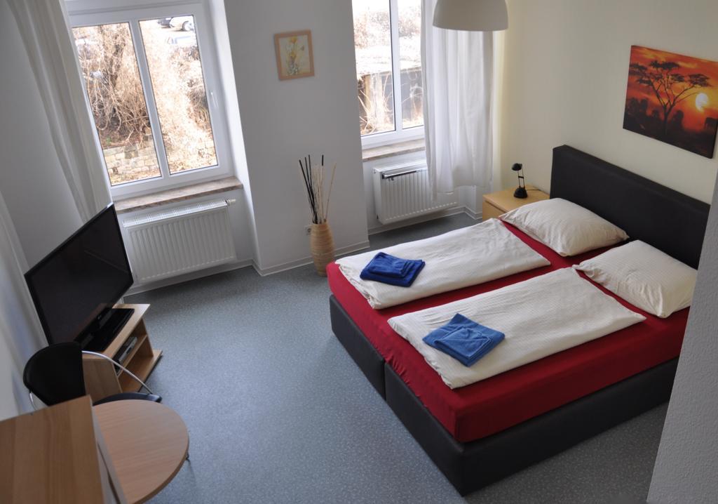 A bed Privatzimmer Dresden - Nichtraucherpension Zimmer foto