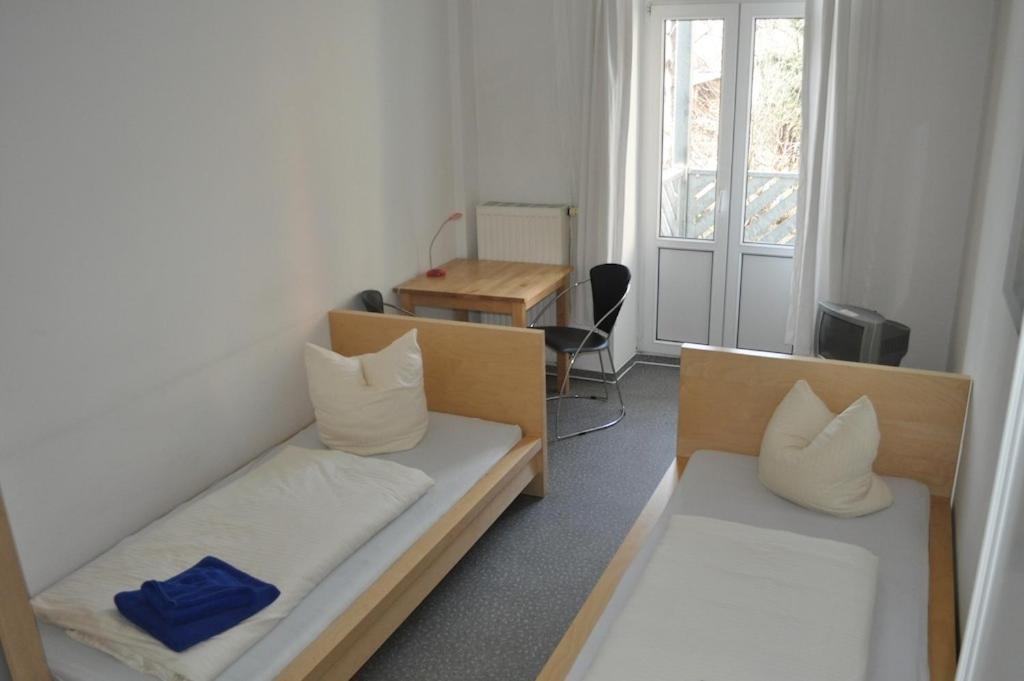 A bed Privatzimmer Dresden - Nichtraucherpension Zimmer foto